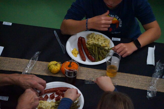 Die Festwirtschaft lieferte auch Rauchwürste mit Bohnen und Spätzli oder Beinschinken mit Käsespäztle.