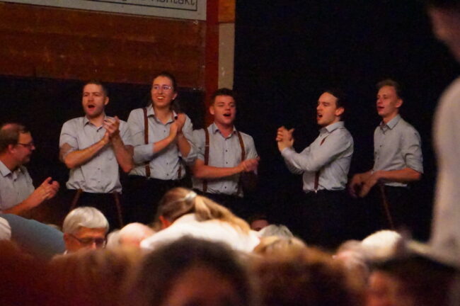 Mitsingen und Schunkeln am Jahreskonzert 2025 der Ortsmusik Rüediswil