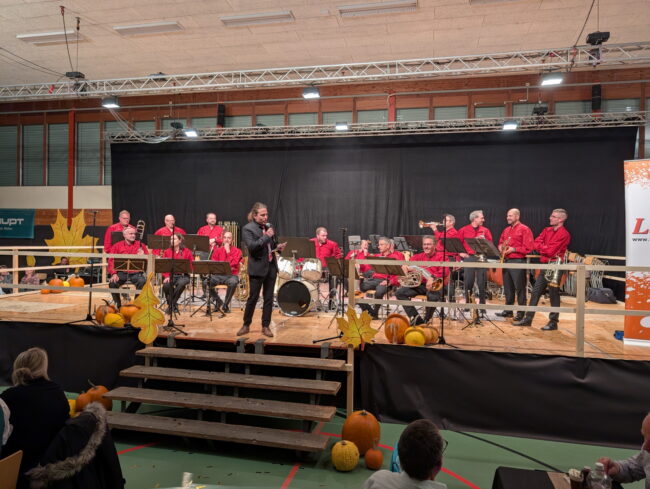 Am Herbstfest der Blasmusik moderierte Anton Stäger die Auftritte der Bands.