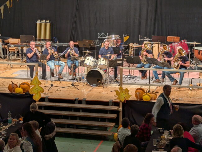 Am Freitag, dem 31. Oktober 2025, spielte die Kapelle Pomawalzka am Jahreskonzert der Ortsmusik.