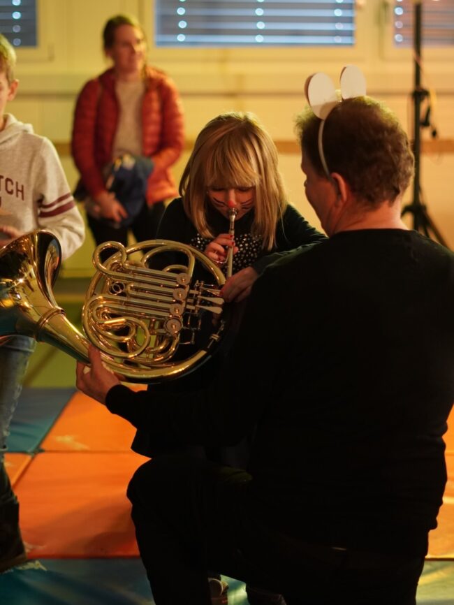 Am Kinder- und Familienkonzert der Ortsmusik Rüediswil durften die Kinder nach dem Konzert die Instrumente gleich selbst ausprobieren.