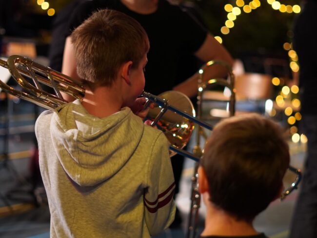 Am Kinderkonzert 2025 der Ortsmusik Rüediswil durften die Kinder nach dem Konzert die Instrumente gleich selbst ausprobieren.