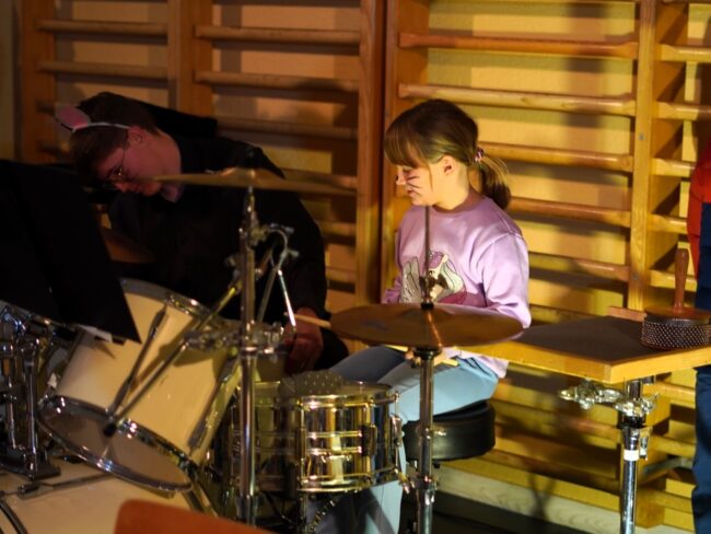 Am Kinderkonzert 2025 der Ortsmusik Rüediswil durften die Kinder nach dem Konzert die Instrumente gleich selbst ausprobieren.