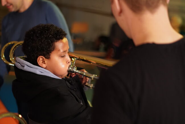 Am Kinder- und Familienkonzert der Ortsmusik Rüediswil durften die Kinder nach dem Konzert die Instrumente gleich selbst ausprobieren.