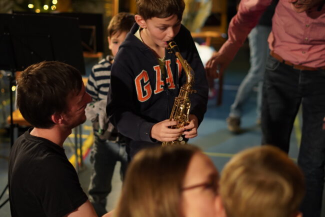 Am Kinder- und Familienkonzert der Ortsmusik Rüediswil durften die Kinder nach dem Konzert die Instrumente gleich selbst ausprobieren.