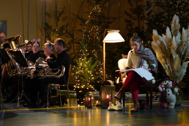 Erzählerin Patricia Flury führte mit viel Ausdruckskraft durch das preisgekrönte Musikmärchen «Die Musikmäuse helfen den Bienen». in Schweizerdeutsch.