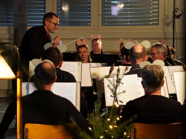 Die Ortsmusik Rüediswil führte unter der Leitung von Patrick Hummel am 6. Dezember 2025 in der Turnhalle Rüediswil ein Kinder- und Familienkonzert auf.