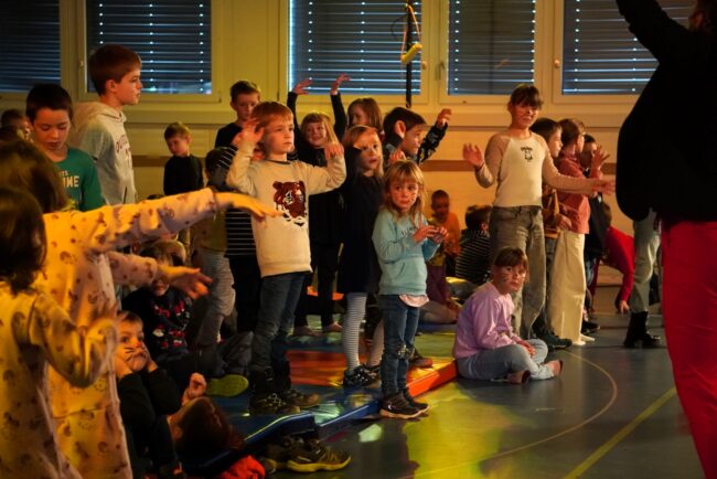Die Ortsmusik Rüediswil führte am 6. Dezember 2025 in der Turnhalle Rüediswil ein Kinder- und Familienkonzert auf.