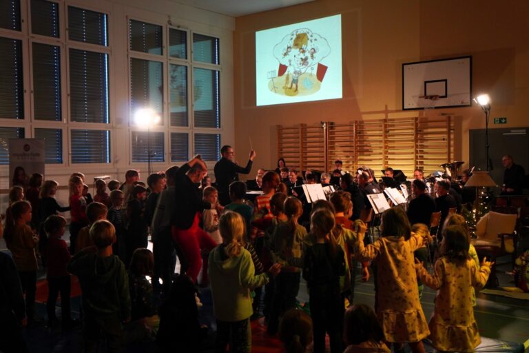 Die Ortsmusik Rüediswil führte am 6. Dezember 2025 in der Turnhalle Rüediswil ein Kinder- und Familienkonzert auf.