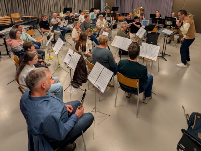 Unter der Leitung von Patrick Hummel bereitet sich Ortsmusik Rüediswil aufs Kinder- und Familienkonzert 2025 vor.