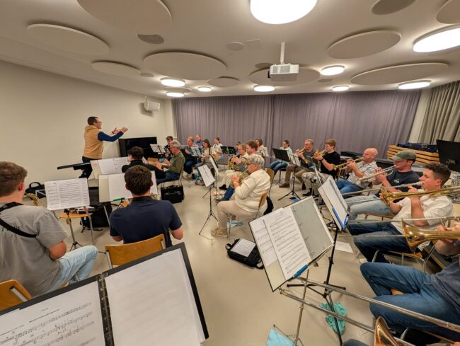 Patrick Hummel bereitet die Ortsmusik Rüediswil aufs Kinder- und Familienkonzert 2025 vor.