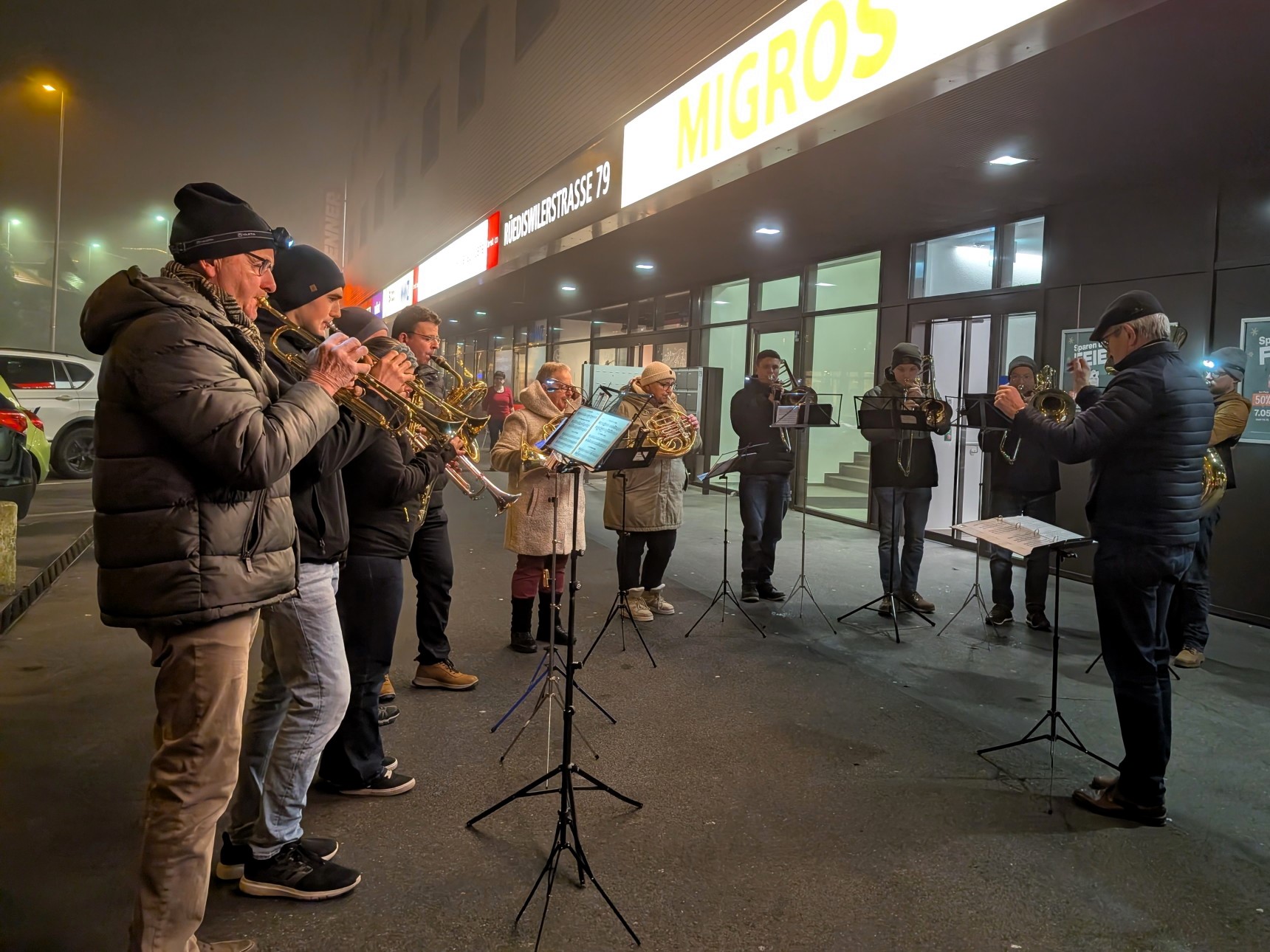 Ein Kleinformation der Ortsmusik Rüediswil spielt am Weihnachtszauber 2025 bei der Migros Rüediswil