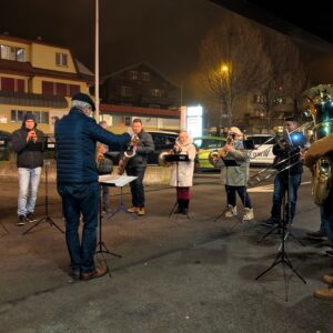Ein Kleinformation der Ortsmusik Rüediswil spielt am Weihnachtszauber 2025 bei der Migros Rüediswil