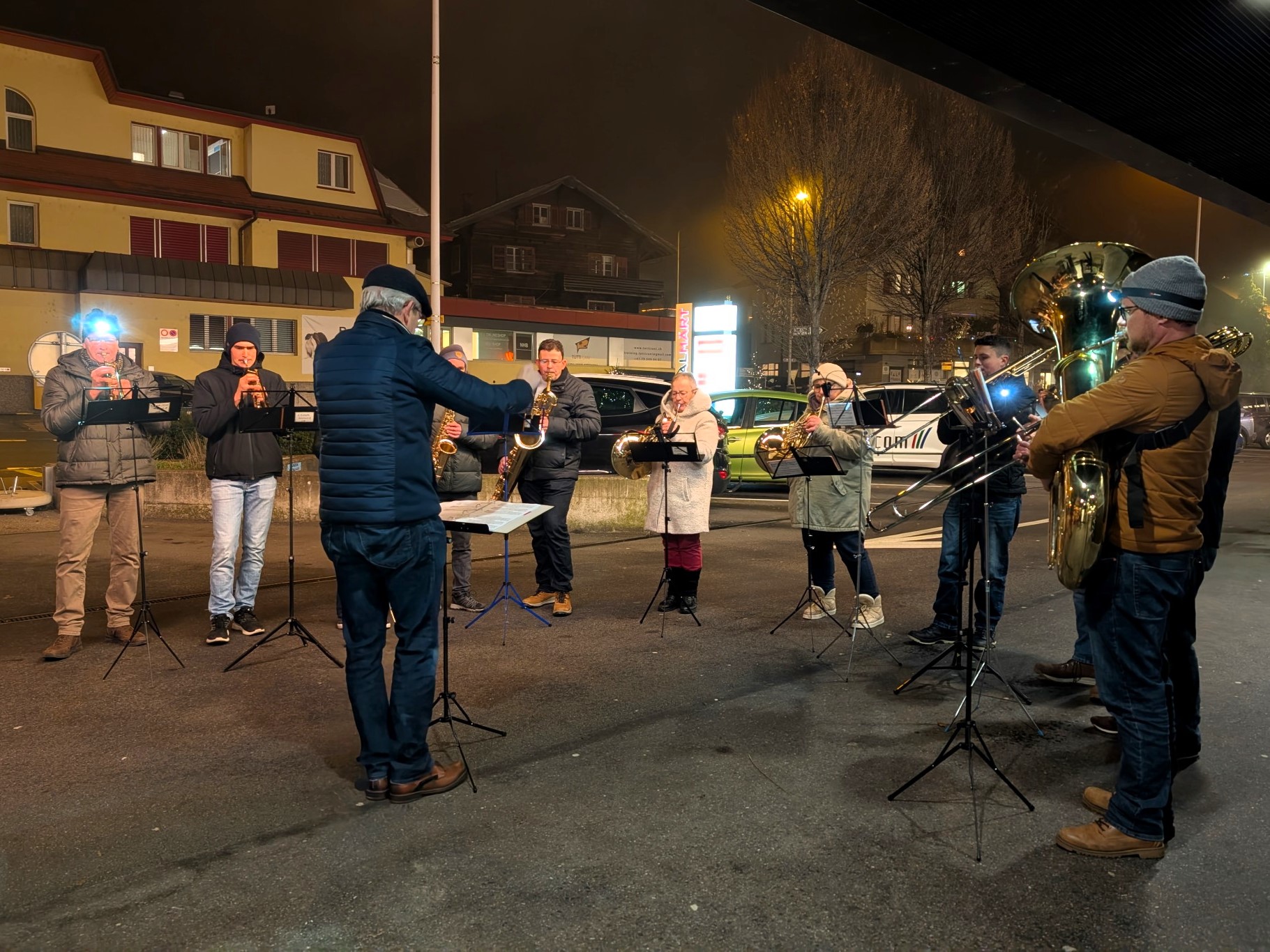 Ein Kleinformation der Ortsmusik Rüediswil spielt am Weihnachtszauber 2025 bei der Migros Rüediswil