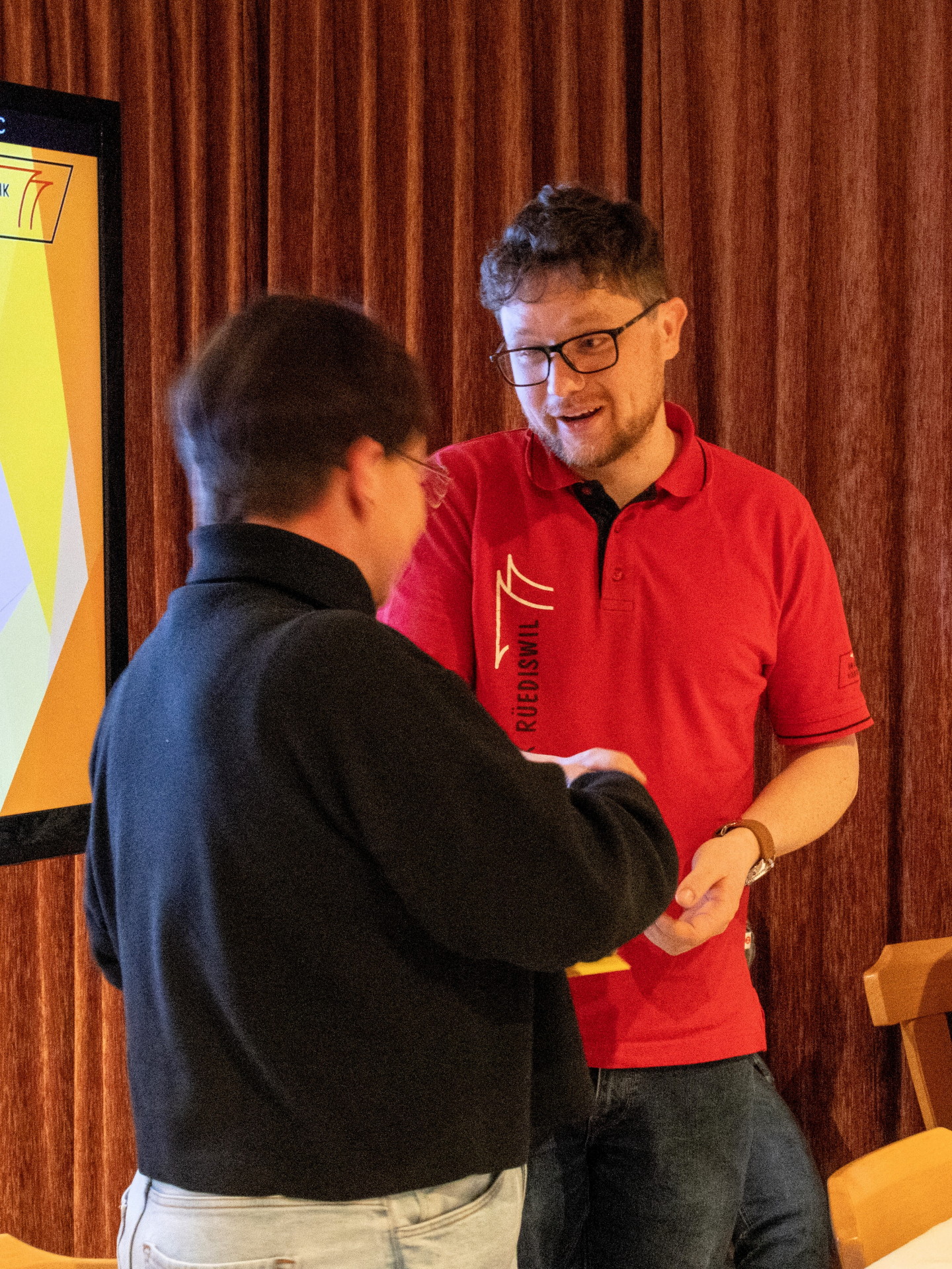 Daniela Bättig wird aus dem Vorstand der Ortsmusik verabschiedet.