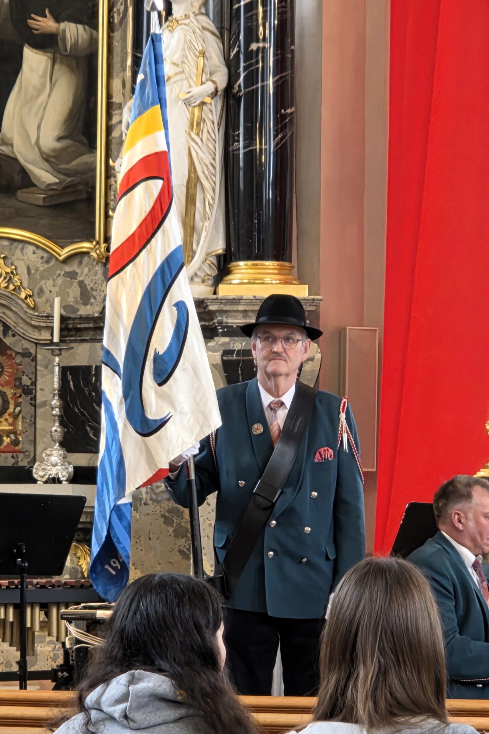 Erwin Stalder präsentiert stolz die Fahne der Ortsmusik Rüediswil.