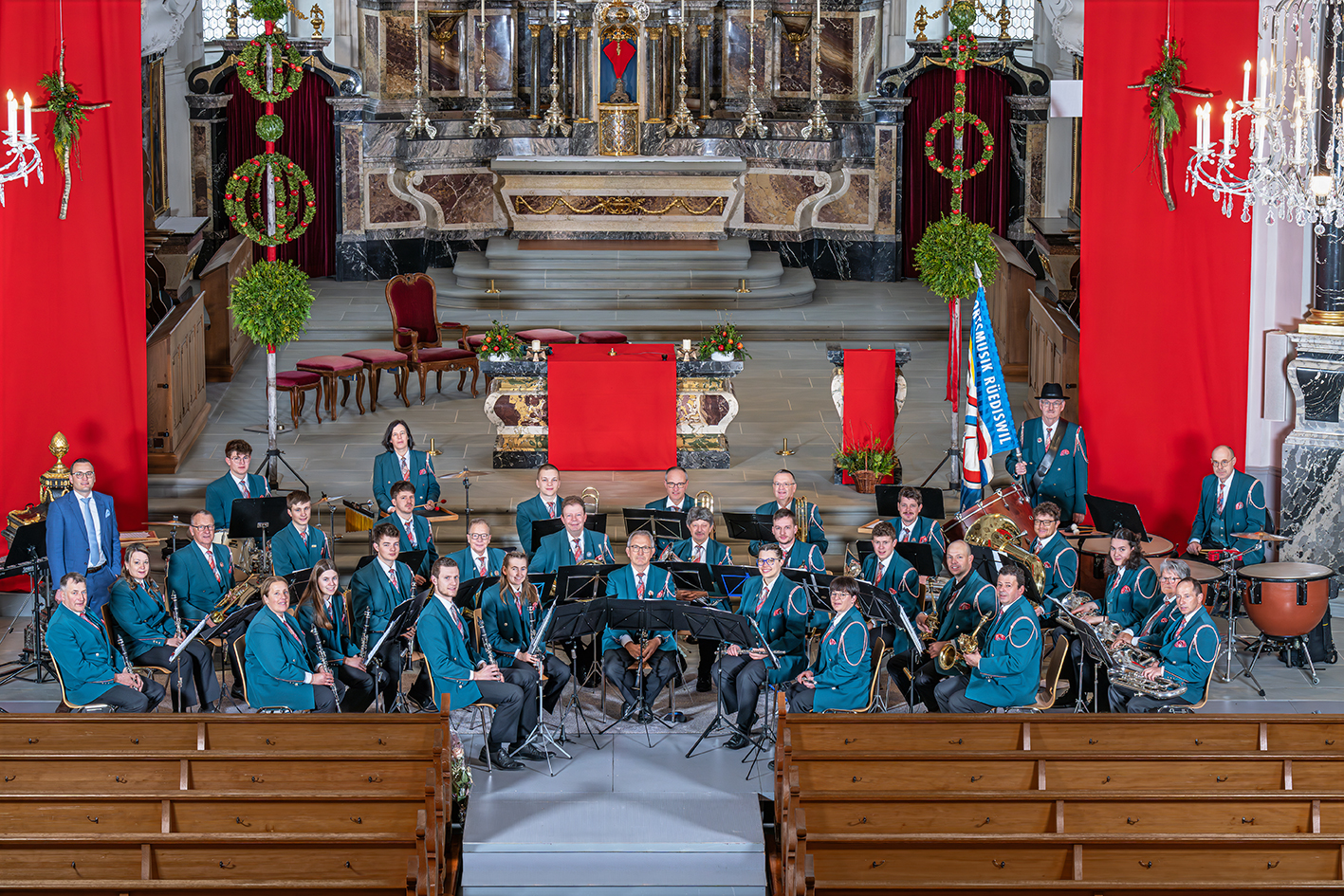 Ein neues Gesamtfoto der Ortsmusik Rüediswil wurde am Palmsonntag in der Pfarrkirche Ruswil von Stefan Dubach gemacht.